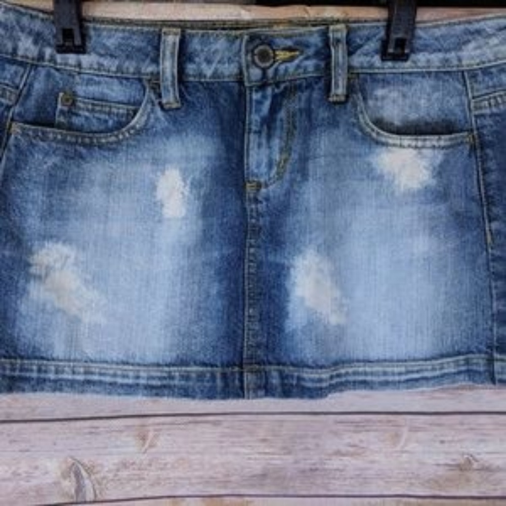 Maurices Denim Skirt size 5 /6 color distressed